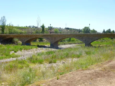 El Jubera pasa por Murillo bajo un puente; su valle es uno de los dos que estructuran el relieve municipal.