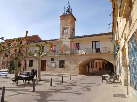 La Plaza Mayor reúne fachadas y soportales que muestran el uso de piedra y ladrillo en la arquitectura tradicional de Astudillo.