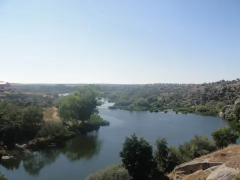 El Tormes a su paso por Ledesma, el curso de agua que forma parte del borde natural de la villa.