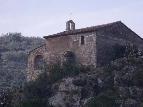 Una vista más cercana de la ermita de San Miguel Arcángel, uno de los hitos patrimoniales del municipio.