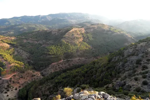 Vista hacia la cuenca desde el Mirador del Guarda Forestal, declarado Monumento Natural de Andalucía en 2011.