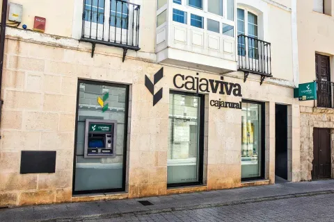 Fachada de Caja Rural en Villadiego. Una vista del tejido urbano actual, distinto de la escala municipal que reúnen los cambios de límites.