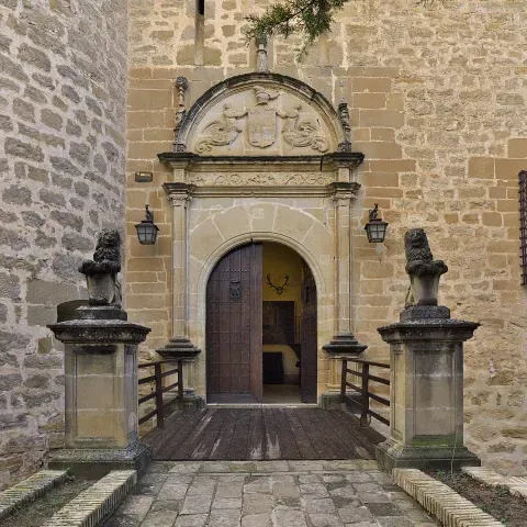 La portada principal del Castillo de Canena, promovido por Francisco de los Cobos en el siglo XVI. El detalle acompaña la transformación del antiguo castillo en palacio.