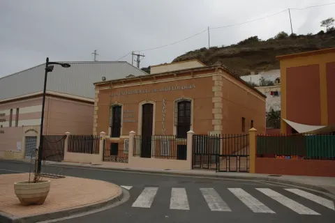 El Aula de Arqueología de Rioja, un espacio local dedicado al pasado. En el Cerro de la Chinchilla y el Cerro del Fuerte se han documentado yacimientos asociados a Los Millares.