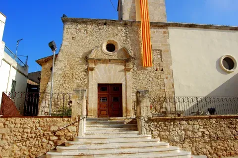 La iglesia de Sant Cugat Sesgarrigues, junto al pasaje que recuerda la parroquia documentada desde 1188.