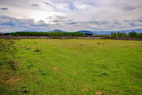 Un espacio abierto de Cortiguera, localidad del municipio de Cabañas Raras; el paisaje acompaña la historia de las tierras cultivadas.