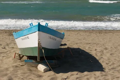 Una embarcación pesquera en la playa de Rincón de la Victoria, fotografiada en 2014.