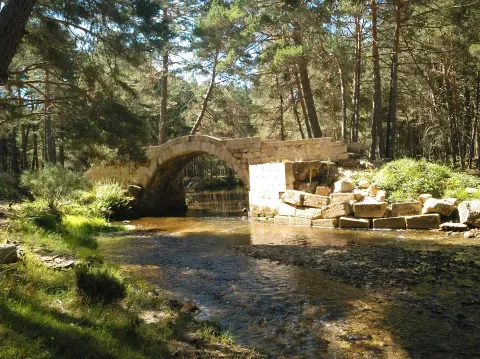 El puente de Santo Domingo, entre pinares y junto a una corriente de agua, forma parte del paisaje de Covaleda.