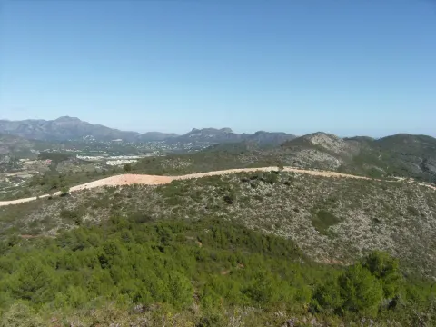 Las elevaciones y laderas de la sierra de Ador dominan el paisaje montañoso del término.