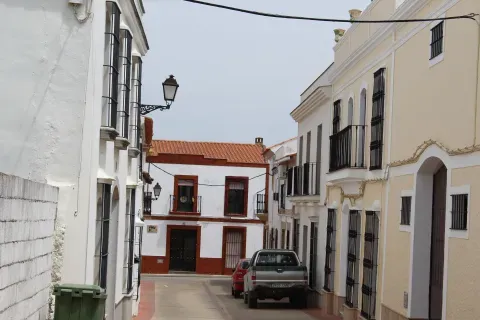 Una calle del casco urbano, con sus fachadas blancas y balcones entre las casas de Salvatierra.