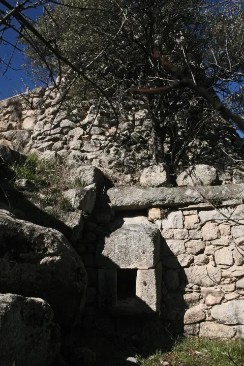 Detalle del saetín y cubo del molino de Baltasar, en el río Perales. El granito impermeable del subsuelo garantizaba el caudal superficial que hacía funcionar estos molinos medievales.