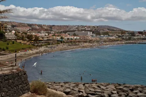El frente turístico de Costa Adeje refleja la transformación económica que cobró impulso a finales de los años sesenta.
