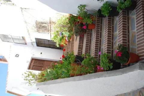 Escaleras y casas encaladas en Arenas: una imagen del núcleo urbano adaptado a calles empinadas.