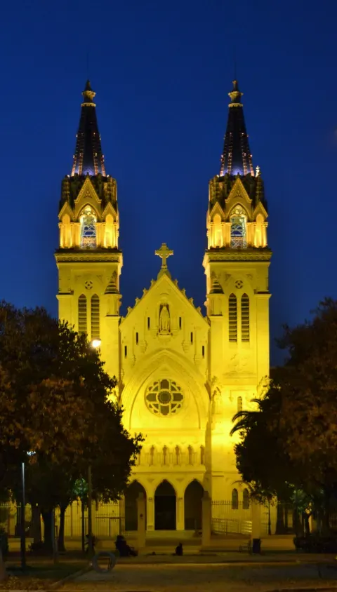 La fachada neogótica de la iglesia del convento de las Esclavas, con sus torres gemelas. El convento, construido en 1908, suma otra etapa a la historia del núcleo.