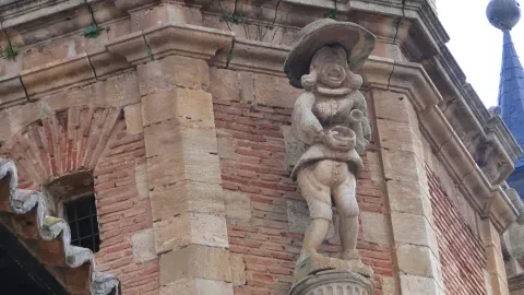 Un detalle escultórico en la fachada de la iglesia muestra de cerca la ornamentación del santuario.