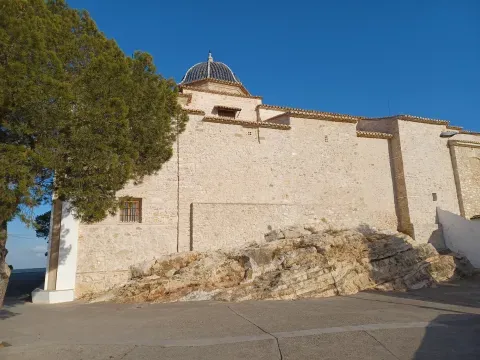 Exterior del Real Monasterio de San Miguel de Llíria, situado en la elevación que domina el paisaje local.