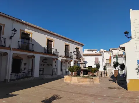 La Plaza de Andalucía ofrece otra vista del caserío de Palenciana, cuyo crecimiento partió de un cortijo y fue gradual.