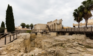 Vista de excavaciones en el Alcázar de Jerez de la Frontera, donde se documentaron fondos de cabañas y huellas de antiguos silos (hallazgos ligados al Calcolítico).