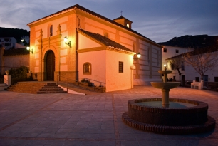 Vista exterior de Cónchar al anochecer, uno de los dos núcleos que forman Villamena.