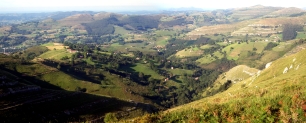 Vista de Riotuerto desde el alto de La Linde: en primer término aparece Moncobe y al fondo, Camposdelante.