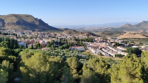 Cabra del Santo Cristo vista desde la Casa de la Pradera, entre las laderas y el paisaje abierto del término municipal.