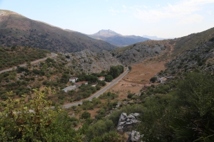 El valle de Benaoján queda enmarcado por laderas y sierras. El relieve que rodea el núcleo forma parte del paisaje kárstico del municipio.