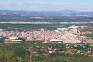 Betxí y la llanura de la Plana Baixa, con el relieve montañoso al fondo.