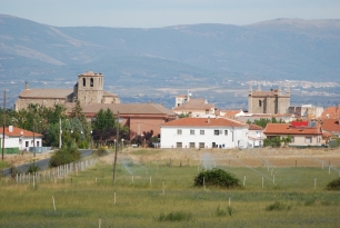 Casatejada vista desde las afueras, con las casas y las torres de la localidad bajo el horizonte de Campo Arañuelo.