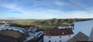 Vista general de Higuera de la Sierra y del relieve que enmarca el municipio.