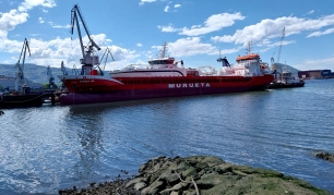 Barcos y grúas de los astilleros Murueta, en Altzaga, junto a la ría que concentró el crecimiento industrial de Erandio.