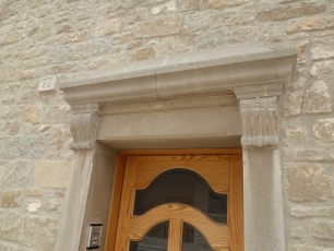 Portada y fachada de Cal Marsol, en Guissona. El patrimonio construido acompaña un recorrido que comienza en el antiguo poblado junto a las fuentes del Vell Pla.