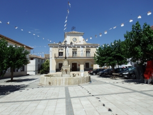 La plaza y el Ayuntamiento de Barajas de Melo, cuyo núcleo histórico se asienta en la vega del Calvache, a las faldas del cerro de la Iruela.