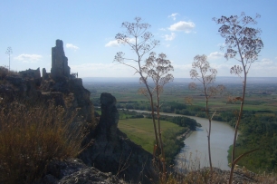 La vega del Ebro, vista desde las ruinas de El Castellar: al otro lado del río se extendían las tierras de labor que dieron sentido a las casas auxiliares.