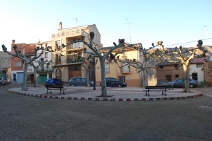 La plaza de La Villa ofrece un punto de partida en el casco urbano de Murillo de Río Leza.