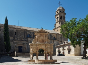 La catedral de Baeza y la fuente de Santa María, en el paisaje monumental de una ciudad cuya historia pasó de la posición defensiva al desarrollo de grandes construcciones.
