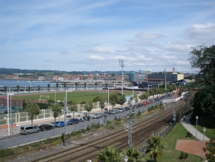 El frente marítimo de Santurtzi, donde las superficies urbanizadas y las infraestructuras dibujan el contacto actual con el agua.