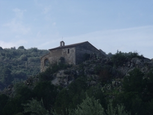 La ermita de San Miguel Arcángel, entre la vegetación y el relieve de Alqueria de la Comtessa.
