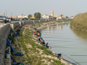 Pescadores en la ribera del Xúquer junto a Fortaleny: una escena que muestra la relación actual entre la población y el río.