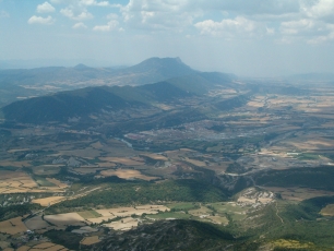 Sabiñánigo visto desde Santa Orosia, con el monte Oroel al fondo: la panorámica sitúa la ciudad entre campos y relieves.