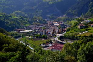 Legorreta se extiende entre laderas del Goierri; el Oria recorre el municipio junto al casco urbano.