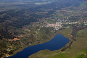Vista aérea de Valdecaballeros junto al embalse de García de Sola: el pueblo, el valle y el agua forman el paisaje en el que se encuentra el Cerro de la Barca.