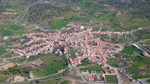 Vista aérea de Pedroche: el caserío y la torre del Salvador se distinguen en medio del paisaje ondulado.
