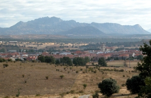 Vista general de Guadalix de la Sierra con el relieve montañoso al fondo, en el valle donde se encuentran el río y el embalse de Pedrezuela.