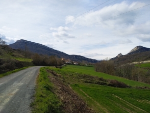 La carretera hacia Bujanda atraviesa el paisaje de Kanpezu, entre campos y laderas que enmarcan el municipio.