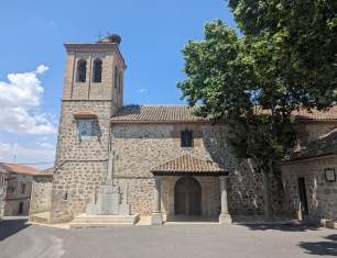 La iglesia parroquial de la Conversión de San Pablo. Su campanario conserva la historia de la torre defensiva que terminó integrada en el templo.
