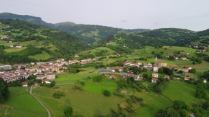 Vista aérea de Asteasu, con el núcleo habitado entre campos y laderas.