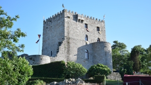 El castillo de Castro de Ouro, con su torre central y los restos de torreones que rodean el conjunto.