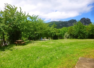Relieves rocosos junto a un espacio verde de Irurtzun, en el paisaje donde las alturas también sirvieron como emplazamientos medievales.