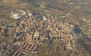 Vista aérea de Valdemorillo y su entorno, territorio de una larga actividad ceramista vinculada a los recursos locales.
