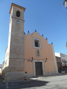La iglesia parroquial de San Juan Bautista, edificio del siglo XVIII, forma parte del casco de Llanera de Ranes.
